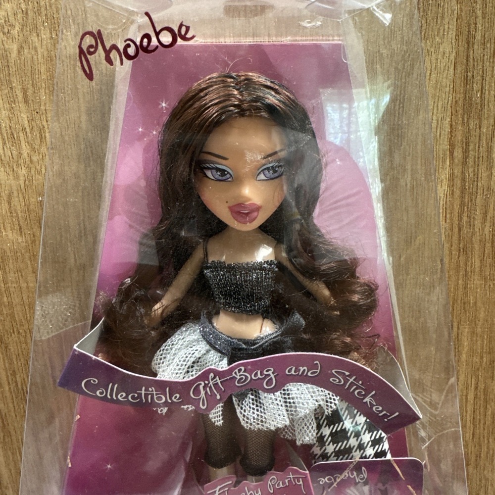 Bratz Birthday Bash Phoebe Fashion Doll Gift Bag Sticker Outfit NRFB BNIB - Picture 2 of 4